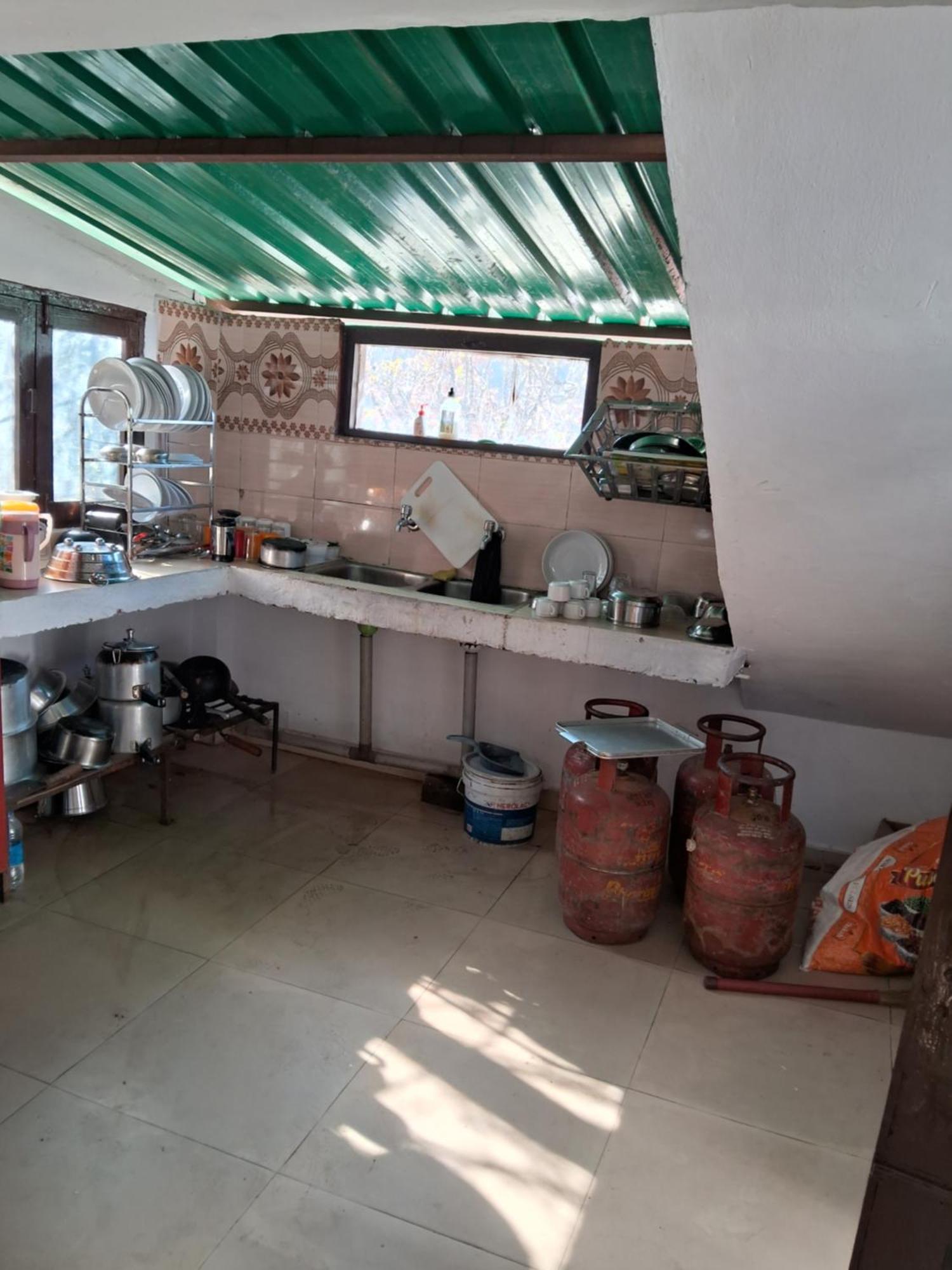 Banjār Tirthan Crest Homestay المظهر الخارجي الصورة